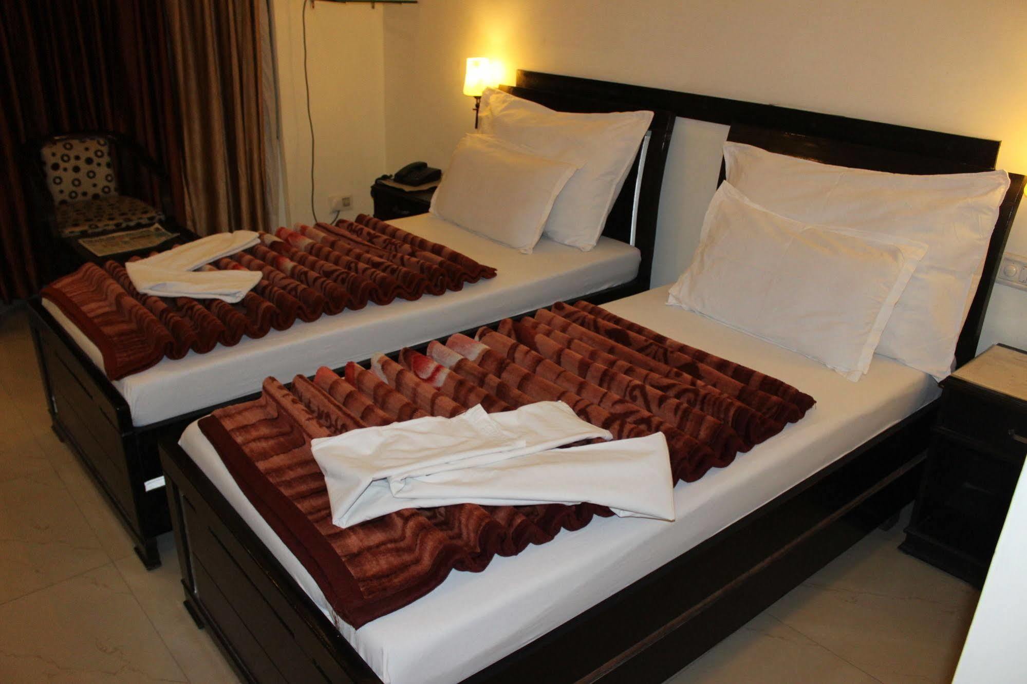 Hotel Hong Kong Inn Amritsar Bagian luar foto