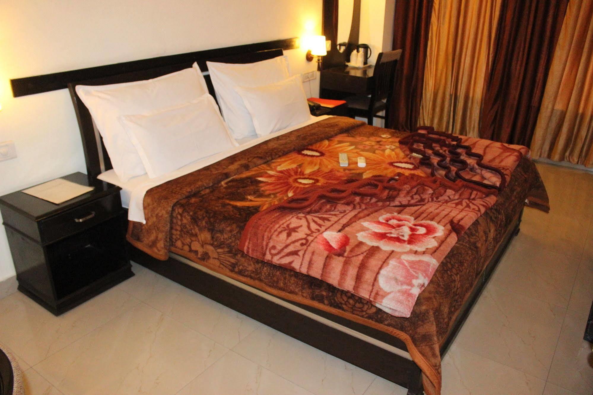 Hotel Hong Kong Inn Amritsar Bagian luar foto