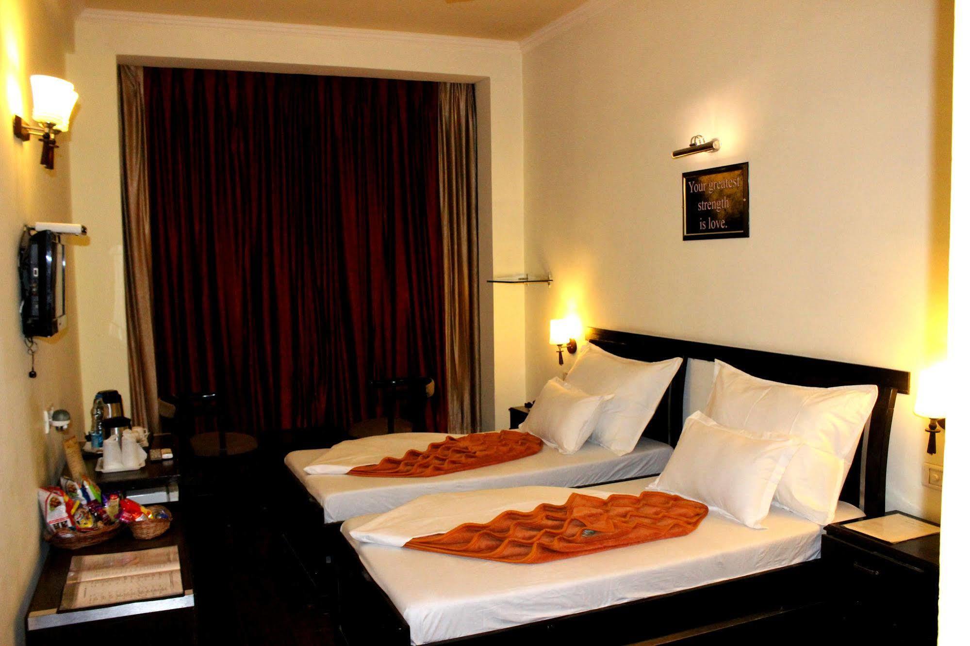 Hotel Hong Kong Inn Amritsar Bagian luar foto