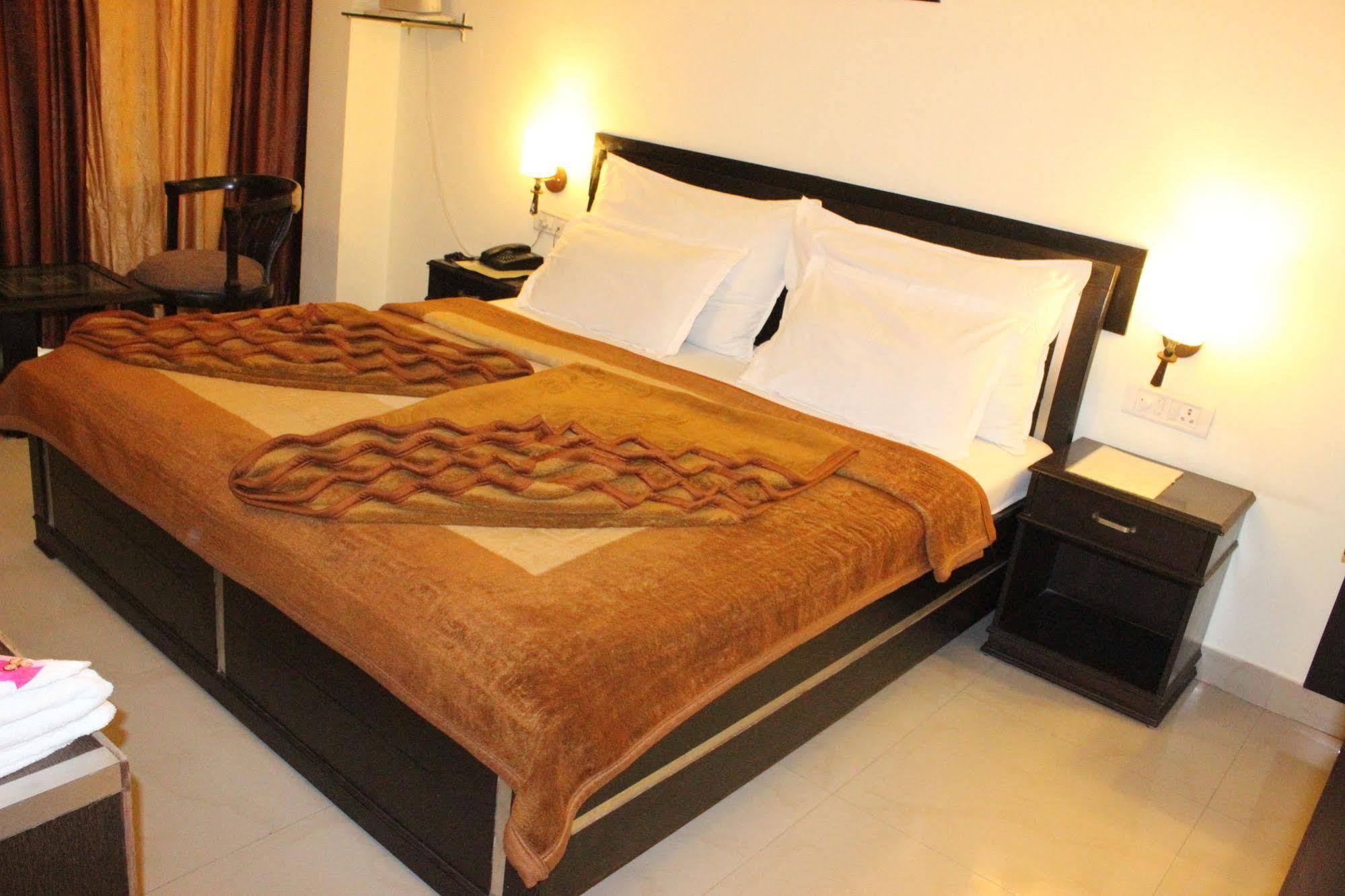 Hotel Hong Kong Inn Amritsar Bagian luar foto