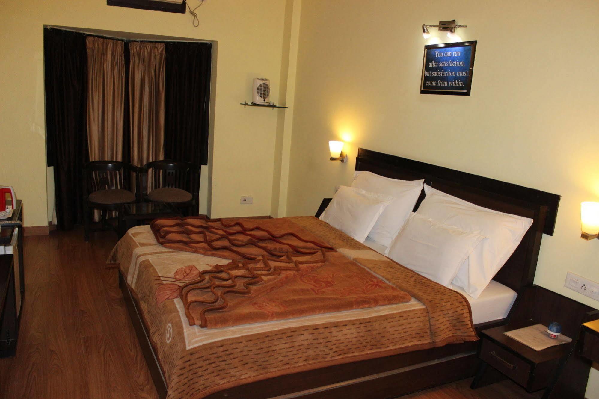 Hotel Hong Kong Inn Amritsar Bagian luar foto